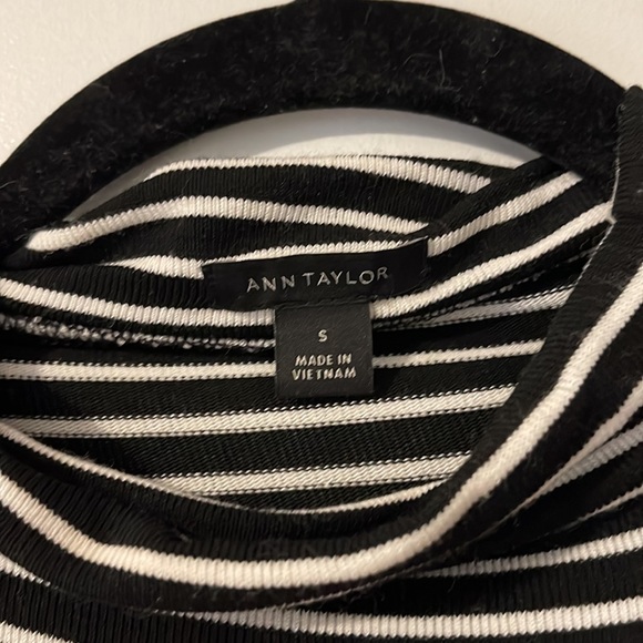 EUC Ann Taylor Mock Neck Balloon sleeve Top - Picture 3 of 9